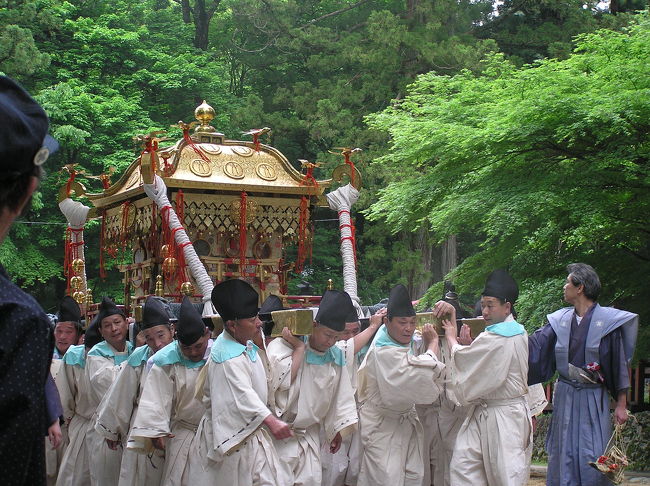 　日光東照宮の春季例大祭は5月17日に流鏑馬、5月18日に百物揃千人行列が行われる。百物揃千人行列は千人武者行列とも呼ばれ、徳川家康、豊臣秀吉、源頼朝の3基の神輿を中心に、鎧・兜に身を固め、刀を腰に差した武者が続く1200人規模の雄壮な行列が往復する。しかし、日光東照宮の境内が広いために、町まで繰り出す訳ではなく、参道を進み、境内の御旅所までで引き返す。車の往来などを気にしなくて見物できる祭り行列である。<br />　祭りで使用した道具は行列が東照宮に戻ると直ちに下神庫にしまわれる。3基の神輿も神輿舎に戻される。これほど立派なところに納まる祭りも少ないだろう。<br />（表紙写真は日光千人武者行列神輿渡御）