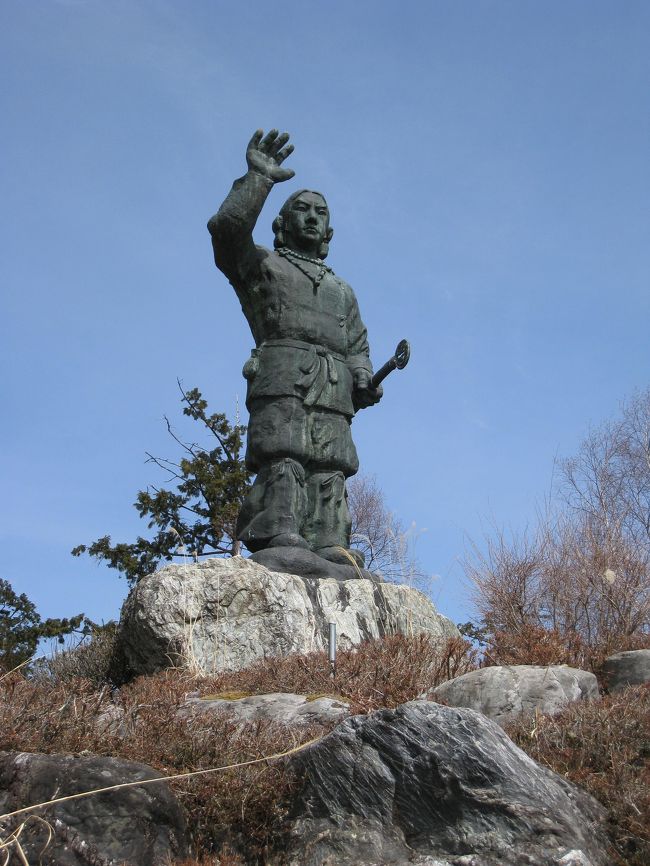 癒しを求めて旅をしているkaiです。 今回は、前から気になっていた三峰神社に行ってきました。<br />神社から未知なるパワーをいただいた感じがいたします。<br />日本武尊様に少しでもちかづけるように頑張ります。<br /> 私は、東京から車で三峰神社に向かいました。しかし、高速など使用しないで下道で向かったので思った以上に遠かった。<br />地震のあとでしたので、ガソリンなどの問題もありひやひやでした。<br />その日の宿は、「かやの家」さんにお世話になりました。<br />噂どおりいい宿でのんびりくつろげました。<br />宿から三峰神社までは少し遠いですが、足を伸ばしたほうが絶対いいです。<br />次の日には帰りがけに秩父神社に行きました。<br />皆様も、三峰神社・秩父神社1泊2日の旅を企画してみては・・・・?