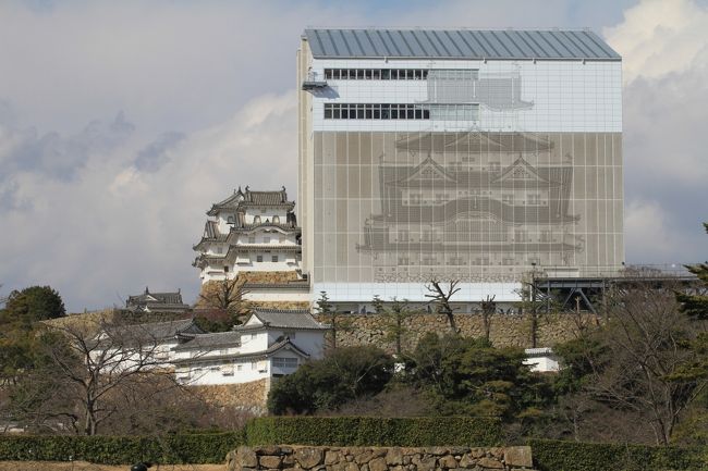 地上５０ｍに広がる、天空の白鷺城の世界へ。<br /><br />昭和の大修理から４５年経った平成２１年秋。<br />姫路城大天守の傷みや汚れを修理するため、約５年の歳月をかけた「平成の修理」を開始しました。<br /><br />現在改修工事は進み、大天守は素屋根で覆われていますが、平成２３年３月２６日、素屋根内部の見学スペース「天空の白鷺」にて改修の様子が公開されます。<br /><br />地上５０ｍの最上階に広がる天空には、まだ誰も見たことのない、新たな姫路城の世界が待っています。<br /><br /><br /><br />