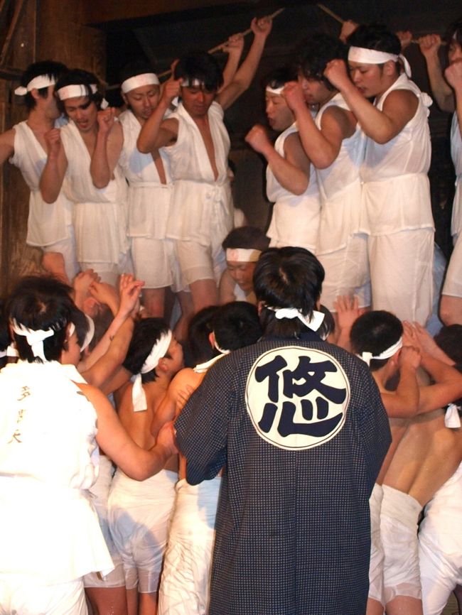 　越後魚沼の春を呼ぶお祭りが開かれ、出かけてきました。三月に入り再び雪模様の日が続くなか上越新幹線浦佐駅近くの駐車場にとめ、雪降りしきる中毘沙門堂に向けて歩きました。夜店を通り山門近くになると若者たちの元気な掛け声が聞えてきました。<br /><br />　堂内では若者たちが・・・・・・凄い熱気で・・・・・・。<br /><br /><br />http://www9.ocn.ne.jp/~yamakan/osiainixtutei.htm