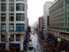 冷たい雨に打たれてシスコの街をさまよう。