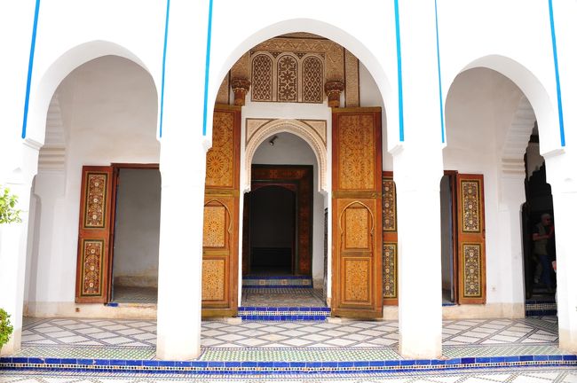 　バヒア宮殿は、モロッコのアルハンブラ宮殿とも言われ、広大な庭園に4人の妃と24人の側室の部屋を配した豪華な建物です。彩り鮮やかなタイルの床や壁に、アトラスシーダの細密画の天井、見事な彫刻の柱や壁、イスラム芸術の粋を集めた「輝く宮殿」です。マラケシュに行った折には是非訪れたい芸術作品でした。