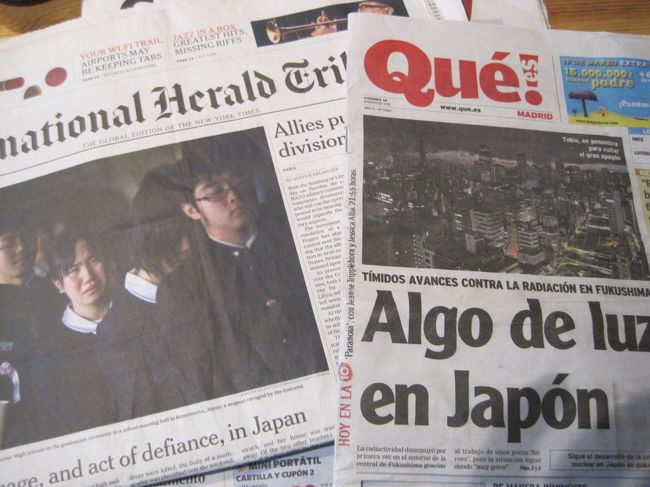 旅行中、手にする新聞のトップ記事はどれも日本のことばかり。<br /><br />グラナダのおっちゃんは<br />「いま帰らん方がいいんちゃう？」<br />私<br />「でも私の祖国ですから」<br />（なんか私格好いい（；））<br /><br />帰りのアムステルダムでアンネの家に行こうと、ネット予約を見たらすでにその日だけ売り切れていてすごくくやしかったのだけど。<br />　旅行中航空会社から連絡がありアムステルダムの滞在時間が５時間から２時間に変更になりましたとあって、<br />これってついてるのか。。