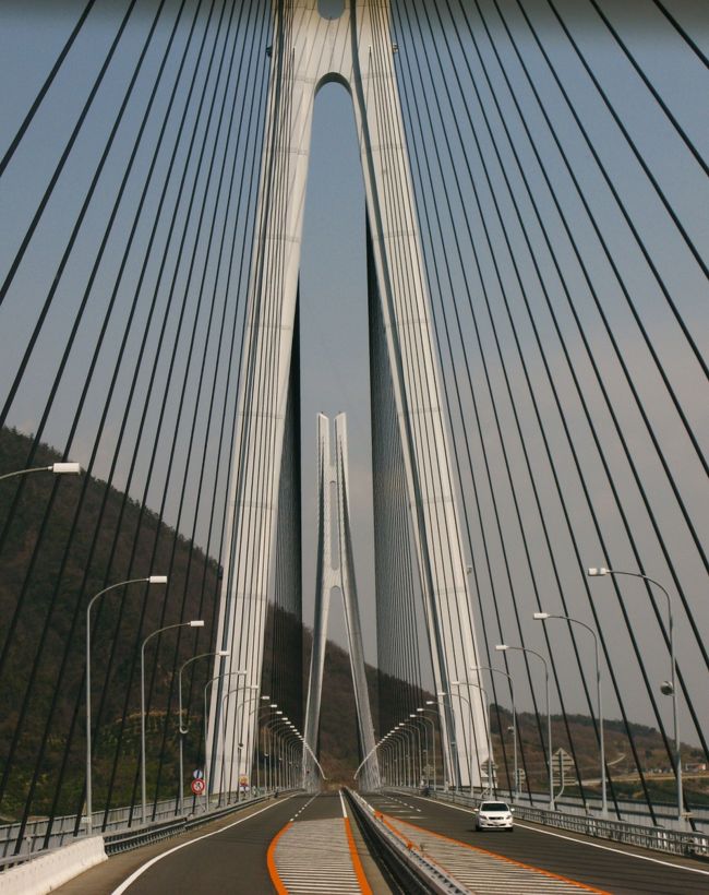 多々羅（たたら）大橋は、日本の瀬戸内海にかかる、広島県生口島と愛媛県大三島を結ぶ斜張橋で、1999年5月1日に完成。三径間連続複合箱桁斜張橋。<br />鳥が羽を広げたようなかたちをした橋で、完成当時は世界最長の中央径間長（890m）を持つ斜張橋であった。<br />本州四国連絡高速道路が管理しており、本州と四国を結ぶ三つの本四架橋ルートの一つである西瀬戸自動車道（しまなみ海道）の一部として供用されている。<br />中央支間 : 890m　　全長 : 1,480m　　塔頂の高さ（海面より） : 226m<br />（フリー百科事典『ウィキペディア（Wikipedia）』より引用）<br /><br />平山郁夫美術館<br />　春の特別展「ふるさと瀬戸内とシルクロード?」<br />　　会　　　期 ／2011年3月19日（土）〜7月14日（木）<br />　　展示予定 ／しまなみ海道シリーズ　　<br />「敦煌鳴砂・三危」「&#37167;善国妃子（楼蘭の王女）」「流沙浄土変」、他<br />　　　　　　　　　　　　　　　<br />平山郁夫美術館については・・<br />http://www.hirayama-museum.or.jp/<br /><br />本州四国連絡高速道路については・・<br />http://www.w-nexco.co.jp/<br />http://www.jb-honshi.co.jp/etc_gentei_waribiki/index.html<br /><br /><br />しまなみ海道と豪華リゾートホテル　小豆島・大島・伯方島・大三島・生口島・因島・向島　　絶景 瀬戸内海島めぐり ２日目　03 / 24 (木)<br />　<br />●瀬戸内しまなみ海道　… 1999年春、「瀬戸内しまなみ海道」（本州四国連絡道路　尾道〜今治ルート）が誕生。<br />「瀬戸内しまなみ海道」は、自動車はもちろん自転車も走り、人が歩いて渡ることのできる橋です。６つの島（向島、因島、生口島、大三島、伯方島、大島）に架かる10の橋が結びます。<br />今治と大島間の海峡部を、総延長４キロの超大型３連吊橋で結ぶという世界でも類を見ない来島海峡大橋、世界最長の斜張橋となる多々羅大橋など、最新の架橋技術を駆使し-た新しい海の道は注目を集めています。<br />●大島・亀老山展望台（来島海峡大橋の眺望／見物）［20分］<br />●伯方島・船折瀬戸（見物）［10分］<br />●大三島・大山祇神社（日本総鎮守／参拝）［20分］<br />●生口島（自由散策）［40分］　◎平山郁夫美術館・入館<br />●因島・村上水軍の墓（見物）［20分］<br />●向島（立花海岸／因島大橋の眺望・見物）［10分］<br />　<br />湯元オリーブ温泉＝小豆島＝高松＝〈瀬戸内しまなみ海道完全走破〉＝大島・亀老山展望台（絶景のビュースポット）＝伯方島・船折瀬戸＝大三島・大山祇神社（日本総鎮守／樹齢約2,600年の大楠木の神木）＝生口島（平山郁夫美術館）＝因島・村上水軍の墓＝向島（立花海岸）＝福山＝新幹線のぞみ号東京（22：13着）<br /><br />