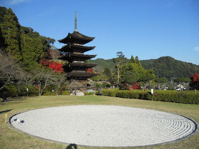 試着靠近了被為山口市有的日本三很好的塔之一，国宝琉璃光寺五重塔。<br />据説修建是650年前。<br />屋頂的線辺緊緊地上弄反，非常漂亮。<br /><br />山口市にある日本三名塔の一つに数えられる、国宝瑠璃光寺五重塔に寄ってみました。<br />建立は６５０年まえだそうです。<br />屋根のラインが端がきゅっと上がって反っているのが、とても綺麗です。<br />