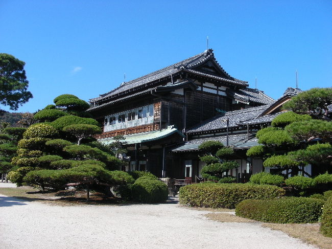 毛利庭園<br />是山岡在,<br />瀑布在,<br />浅溪的流水声在,<br />富有起伏的广大的庭園<br />去了在(到)紅叶的最盛時期<br /><br />毛利庭園<br />丘あり、滝あり、せせらぎあり、起伏に富んだ広大な庭園です。<br />紅葉の盛りに行きました。