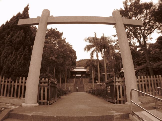 台湾には今も日本時代に建てられた建物が多く残っています。<br />そのうちのひとつ、桃園神社に行ってきました。<br /><br />★★　桃園神社（桃園県忠烈祠）について　★★<br />日本統治時代、台湾各地に台湾神社（現在の圓山大飯店のあるところ）、新竹神社、嘉義神社、台南神社など、約200の神社が建設されました。1934年、日本によって、台湾では「一街庄一社」政策がとられました。桃園神社など台湾の大多数の神社はこの時期に建設されたものです。<br /><br />桃園神社は1935年（昭和10年）に春田直信の設計で建設が開始され、1938年（昭和13年）に落成、鎮座式が執り行われました。天照皇大神(アマテラスオオミカミ)・豊受大神(トヨウケビメ)・大国主命(オオクニヌシノミコト)の開拓三神をまつっています。<br /><br />現在は桃園県忠烈祠となっていますが、日本国外に残る神社建築の中で唯一ほぼ完全な形で保存されている神社といわれています。<br /><br />★★　12/11〜13　桃園旅行記　★★<br />桃園1★日本時代に建てられた桃園神社（桃園県忠烈祠）<br />http://4travel.jp/traveler/blue_tropical_fish/album/10556172/<br />桃園2★蕭敬騰ファンの聖地？の天秤座へ！<br />http://4travel.jp/traveler/blue_tropical_fish/album/10556676/<br />桃園3★大渓老街★活気溢れる和平老街とひっそり佇む中山老街<br />http://4travel.jp/traveler/blue_tropical_fish/album/10557211/<br />桃園4★大渓★日本統治時代建築巡り〜武道館と大渓公園ほか<br />http://4travel.jp/traveler/blue_tropical_fish/album/10557367/<br />桃園5★大渓★蒋介石がいっぱいの大渓慈湖雕塑紀念公園<br />http://4travel.jp/traveler/blue_tropical_fish/album/10558278/<br />桃園6★大渓★衛兵交接儀式を見る〜蒋介石眠る大渓慈湖陵寝にて<br />http://4travel.jp/traveler/blue_tropical_fish/album/10558661/<br />桃園7★中壢★フライトに遅刻し中壢夜市をぶらつく<br />http://4travel.jp/traveler/blue_tropical_fish/album/10560148/<br />新北市★鶯歌★陶磁器店がずらっと立ち並ぶ鶯歌老街へ<br />http://4travel.jp/traveler/blue_tropical_fish/album/10560388/<br />桃園8★龍潭★客家人の村「三坑老街」へ！<br />http://4travel.jp/traveler/blue_tropical_fish/album/10560965/<br /><br />航空券代：2508元（東方航空往復税込）<br /><br />★★　旅の日程　★★<br />1日目：MU5007便　上海浦東12:30→台湾桃園14:00。桃園神社へ（桃園市内泊）<br />2日目：大渓老街、慈湖雕塑紀念公園、中曙ﾚ夜市。（中曙ﾚ市内泊）<br />3日目：鶯歌老街、三坑老街へ。MU5006便　台湾桃園18:40→上海浦東20:20。