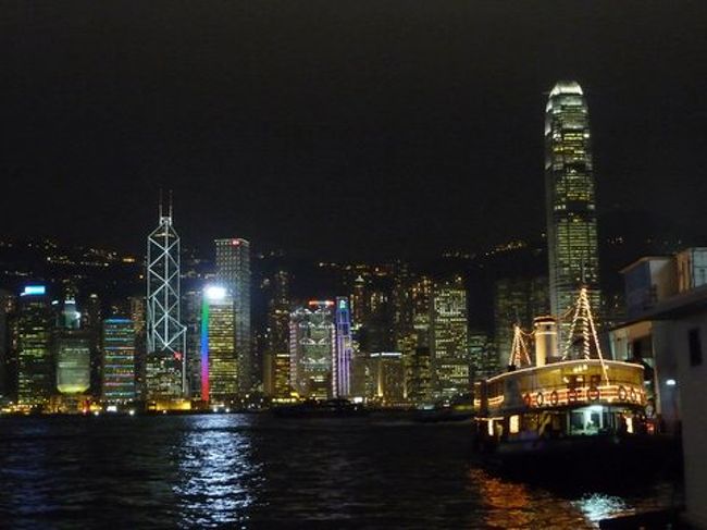 香港の夜の魅力はもちろん美味しい中華料理。　そのほかにはネオンぎらぎらのカオルーンの街並み。　そして世界３大夜景のひとつに選ばれている香港島の夜景。　何十年も前からこの地位は譲っていないけど、昔に増して高いビルとアーティスティックな建物が増えて、香港の夜景がますます魅力的になってきます。　今回はチムサチョイのウォーターフロントプロムナードとスターフェリーの中から夜景を満喫しました。　もっとよりカメラと撮影技術があれば、もう少し素敵な写真が取れたのになーと思います。