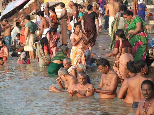 今年の夏休みはインドへ。<br /><br />現地ガイドさんを伴う旅でしたが、沢山の衝撃を受けました。<br /><br />☆１日目：成田→デリーへ<br />☆２日目：デリー→<br />☆２日目：ジャイプール<br />★３日目：アグラ<br />☆４～５日目：バラナシ<br />☆６～８日目：デリー<br />☆９日目：デリー→日本へ <br />