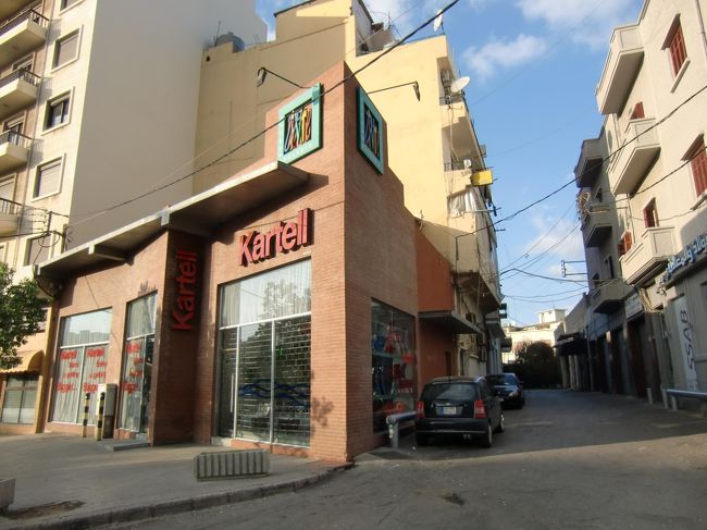 ベイルートにはユースホステルは数件のみ。<br />その中の老舗中の老舗、Talal Hotel。<br />引っ越してNEW Talal Hotelになったけど、超分かりづらい。<br /><br />この旅行記では分かり易く写真付きで紹介!<br /><br />まずホテルの場所は長距離バスステーションの近く。<br />具体的な場所はこれでOK。<br /><br />http://www.talalhotel.com/contacts.php<br /><br /><br />が!ホテルがメイン通りに面してないから絶対見つからない。<br />まずはこのKartellと言う家具屋を見つけましょう!