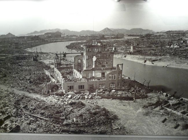 久し振りに広島に出掛けて来ました。<br /><br />今回の旅は初めて訪れる「初めてづくし」です。<br /><br />呉ー宮島ー原爆ド-ム−境港の水木ロードー鳥取砂丘のコースです。<br /><br />これから、原爆資料館に入ります。<br /><br />メインの資料館の写真を見て、今回発生した東日本大震災の被災地の状況が符合し涙が自然と溢れて来ました。<br /><br />被災された方達の早い心の復興と日本全体の喪失感が早く薄まる事を願うばかりです。