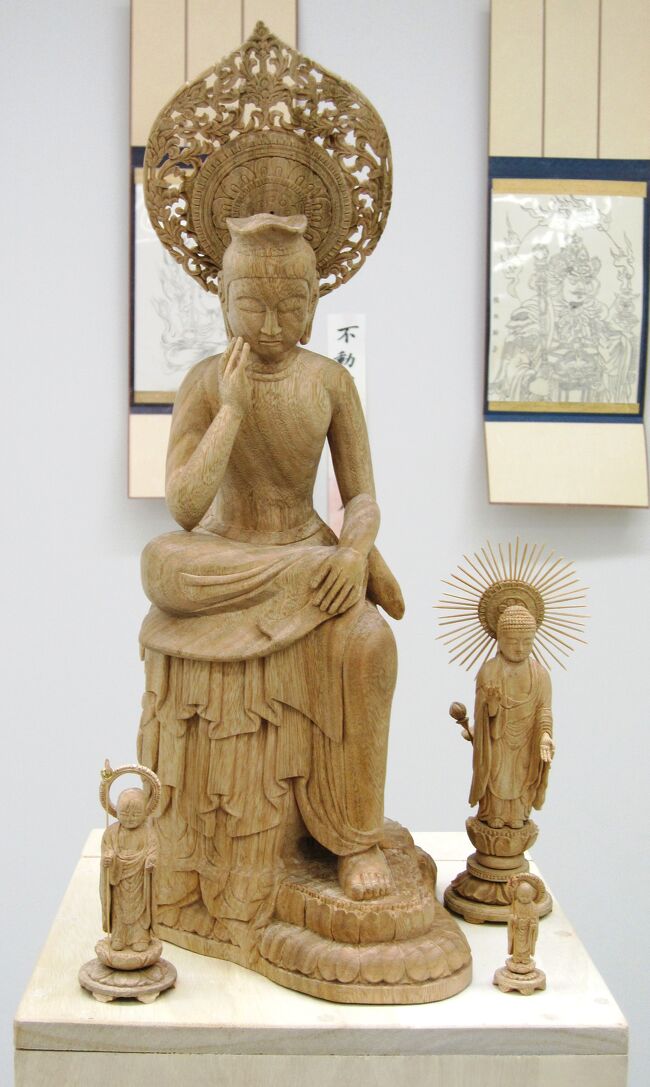 豊田市民文化会館の展示室で行われていた慶派の仏像彫展の紹介です。旅行仲間のMrさんの作品を見るのが目的でした。今回は、弥勒菩薩像を展示されていました。自宅では、何人かの方に手ほどきをされているようです。数年前に拝見した十一面観音像の大作は見事でした。