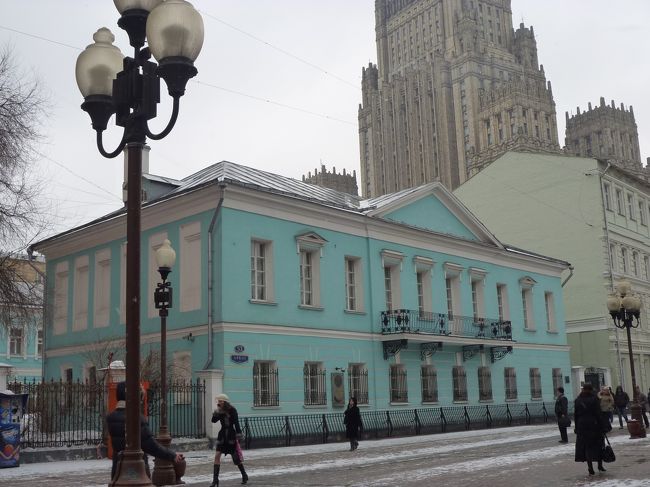 モスクワツアーに一人で参加。<br />先月2月に行ったフランスと、3月のモスクワ、どちらが寒いかなあ。<br />モスクワは雪景色でした。<br />ロシア語は読めず話せず聞き取れず。<br />オバサン一人街歩きを楽しみます。