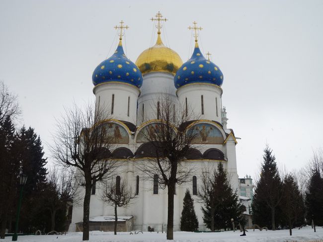 3月のモスクワは、まだ雪が沢山。<br />ツアーに一人参加でしたが、皆さんによくしてもらって、とっても楽しかった。<br />昨日モスクワに着いて、2日目の今日は、モスクワから一番近い黄金の輪、セルギエフ・ポサードまでバスで来ました。<br />雪が降る中、城壁に囲まれたトロイツェ・セルギエフ大修道院、ウスペンスキー大聖堂など。<br />