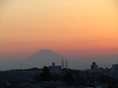 横浜から富士山　春霞の夕景