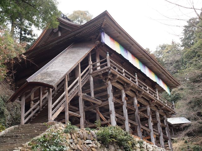 急峻な崖や山の斜面にへばりつくように建てられた寺院建築を、懸造り（かけづくり）もしくは懸崖造り（けんがいづくり）という。なんでこんな場所にこんなモノを建てなきゃいけないの！？という疑問からいろいろと調べていくと、懸造りの面白さにすっかり魅了されてしまった。<br />２日目は郡上八幡からスタートし、山頂の郡上八幡城と楊柳寺をまわった。その次は「美濃の清水」と呼ばれる日龍峰寺（高沢観音）へ。２つの懸造りを堪能した後は、最後に国宝現存天守の１つ犬山城で今回の旅を締めくくった。