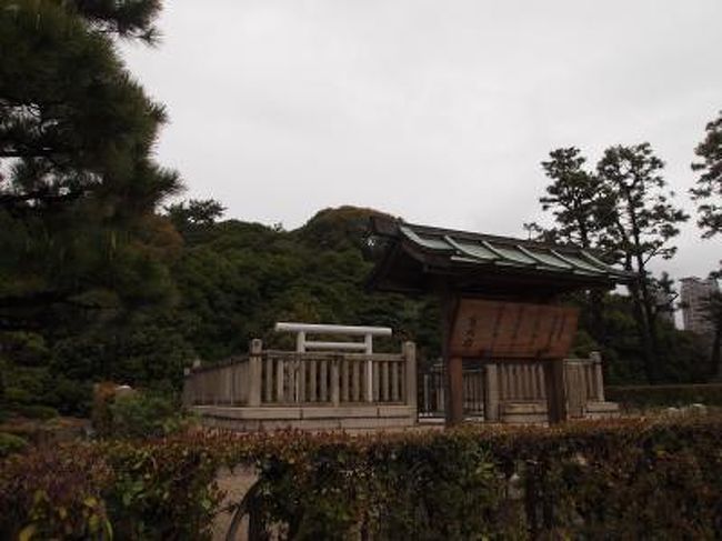 堺にある方違(‘ほうちがい’)神社は、ほうちがいさんとも呼ばれていて「古くから方災除けの神社として知られており、方位・家相・厄除・旅行・交通安全等にまつわる、あらゆる方角の災いから身を守る。」と方違神社参拝の栞に書いてあります。<br /><br />陰陽道では、方違は‘かたたがえ’と読むので、‘かたたがえ神社’と読むように思うのですが、参拝の栞には‘ほうちがいじんじゃ’とルビがふられています。<br /><br />この辺りは、三国ヶ丘とよばれておりますが、それは摂津・河内・和泉の三国の境界地点であるためで、またそのことより方角の無い聖地であると考えられていたようです。<br /><br />【写真は、方違神社のとなりにある反正天皇陵です。】