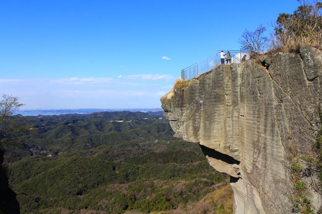 千葉県の南部に位置し東京から100㌔圏内で房総丘陵を抱え三方を海に囲まれた温暖な地域として知られています。<br />館山市は房総半島の最南部に位置し県内陸部の最西端にある海と山の自然豊かな町。南房総市は内房側を富山・富浦地区、外房側を白浜・千倉・丸山・和田地区、館山市の北に隣接する内陸の地区を三芳地区に分けられ、春は房総フラワーラインに菜の花が咲き乱れ、ポピー・金魚草・ストック・キンセンカなどがその美しさを競い合うように咲き誇ります。夏は千葉県のマリンレジャーのメッカで多くの観光客が県外からも集まり、海水浴からヨットやウィンドサーフィン、水上バイク、スノーケリング、シーカヤックまであらゆるマリンスポーツが楽しめます。アニメーター・文原聡がデザインした館山市のキャラクター『ダッペエ』は房総の方言「～だっぺ！」が名前の由来。またYOSHIKI（X JAPAN)の出身地としても知られています。鋸南町は雄大な鋸山へ向かうロープウェイから日本寺等の歴史スポット、日本三大水仙群生地の一つでもあり、首都圏近郊の観光名所と言えます。<br /><br />□■□■□■□■□■□■□■□■□■□■□■□■□■□■□■<br /><br />南房総/館山ぐるり旅、鋸南町にある鋸山日本寺へ行って来ました。鋸山の山頂までロープウェイで行き、山頂からの景観を楽しんだ後は約1,300年前に開山された名所「鋸山日本寺」へ徒歩で向かいました。開山当初法相宗に属し、天台宗、真言宗を経て徳川三代将軍家光公の治世の時に曹洞禅宗となり現在に至ります。<br />日本寺境内は広大で参道は御影石で2,639段もあり、日本で2番目の長さを誇ります。また境内には見所が満載で、世界戦争戦士病没殉難者供養と交通犠牲者供養のために発願され、昭和35年から6年の歳月をかけて昭和41年にかつての石切場跡に彫刻完成し、航海、航空、陸上交通の安全を守る本尊として崇めらている「百尺観音」、山頂付近にあり切り立った岩盤の上から下をのぞき見る絶叫名所「地獄のぞき」、参道を歩いていると多数ありひとつとして同じ顔がないと言われ県指定名勝の「千五百羅漢」、世界平和、万世太平を祈願し、1783年に大野甚五郎英令が27人の門徒と岩山を3年かけて彫刻したものが原型で4年間かけて復元したと言われている日本最大級の大仏「薬師瑠璃光如来」などがあります。山頂から階段を下り、また上るを繰り返すため大分体力を消耗しますが、見所を全て回るには時間を要すためある程度時間に余裕を持って訪れることをおススメします。<br /><br />□■□■□■□■□■□■□■□■□■□■□■□■□■□■□■<br /><br />＜鋸山　日本寺＞<br />千葉県安房郡鋸南町鋸山<br />TEL:0470-55-1103<br />拝観時間　午前8：00 ～ 午後17：00<br />拝観料　大人600円　子供400円<br />http://www.nihonji.jp/<br /><br />□■□■□■□■□■□■□■□■□■□■□■□■□■□■□■<br /><br />＜南房総/館山ぐるり旅＞<br />【1】鋸山<br />http://4travel.jp/traveler/dekadora/album/10554978/<br />【2】鋸山日本寺<br />http://4travel.jp/traveler/dekadora/album/10557900/<br />【3】「崖観音」大福寺<br />http://4travel.jp/traveler/dekadora/album/10580102/<br />【4】那古観音<br />http://4travel.jp/traveler/dekadora/album/10580601/<br />【5】城山公園＆館山城<br />http://4travel.jp/traveler/dekadora/album/10580611/<br />【6】孔雀園IN城山公園<br />http://4travel.jp/traveler/dekadora/album/10580618/<br />【7】洲埼灯台<br />http://4travel.jp/traveler/dekadora/album/10580627/<br />【8】鋸南町 水仙まつり2012(佐久間ダム公園＆をくずれ水仙郷）<br />http://4travel.jp/traveler/dekadora/album/10647074/<br />【9】佐久間ダム公園(頼朝桜＆梅園)<br />http://4travel.jp/traveler/dekadora/album/10656191/<br />【10】館山ファミリーパーク(ポピーフェスティバル)<br />http://4travel.jp/traveler/dekadora/album/10656947/ <br />【11】道の駅とみうら　枇杷倶楽部<br />http://4travel.jp/traveler/dekadora/album/10658880/<br />【12】オーシャンヴェールリゾート　南房パラダイス<br />http://4travel.jp/traveler/dekadora/album/10659364/ <br />【13】南房総国定公園　白浜フラワーパーク<br />http://4travel.jp/traveler/dekadora/album/10660206/<br />【14】白間津の花畑<br />http://4travel.jp/traveler/dekadora/album/10660844/ 