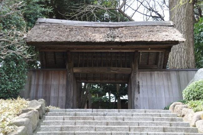 JR常磐線松戸駅から徒歩10分程のところに建つ戸定邸は、最後の水戸藩主、徳川昭武（第15代将軍徳川慶喜の弟）が松戸の別邸として、1884年に完成しました。<br />その後、何度かの増改築があったそうですが、ほぼ当時のまま保存された大名の下屋敷は質実剛健、自然に溶け込むような佇まいを今に残しています。<br />明治30年頃には、兄である徳川慶喜も何度か戸定邸を訪れ、共に趣味の釣り、狩猟、写真撮影等を楽しんだとのこと。<br /><br />1951年、戸定邸は松戸市に寄贈され、現在では戸定が丘歴史公園として一般公開されています。<br />（2006年、国の重要文化財に指定）