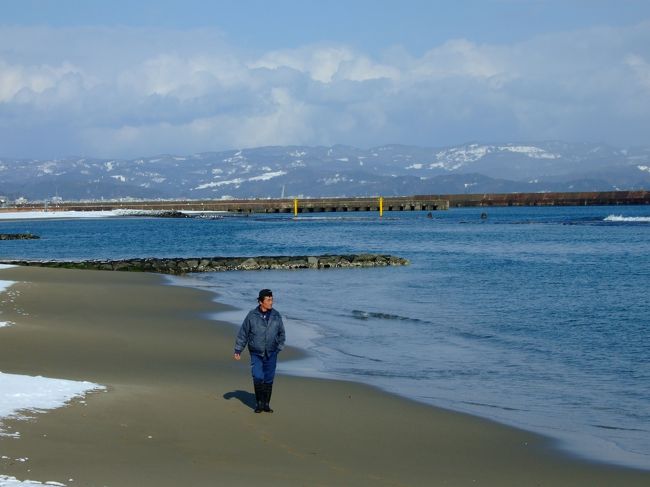 雪国・北陸で美しい「日本」を探そう～。<br />つづいては富山へ向かいます！<br /><br />大仏で有名な高岡では、名前に惹かれて雨晴海岸へ。<br />澄んだ青空が広がって、すごく気持ちのいい海岸でした♪<br /><br />穏やかな波が打ち寄せる青い海。<br />これが本来の日本の海の姿。。<br /><br />ずっとこんな穏やかな海のままであってほしいですね～。