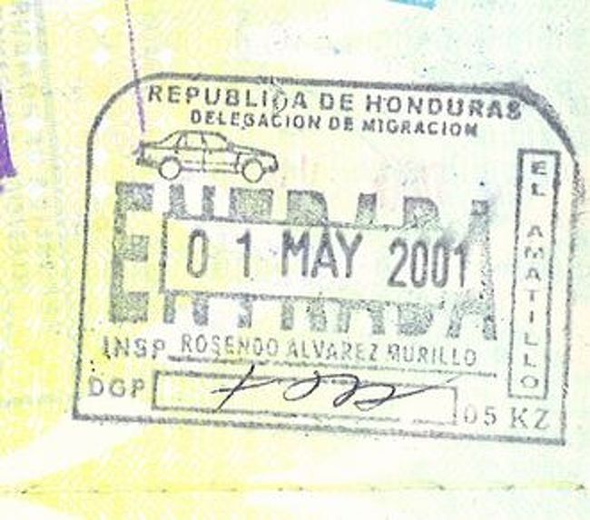 2001年のＧＷ休暇を利用し、初めての中米を訪れました。今は亡きノースウエスト航空(ＮＷ)ワールドパークスでマイルを貯めていたため、当時スカイチームに加盟していたコンチネンタル航空(ＣＯ)を利用。グアテマラシティIN、パナマシティOUTで途中はエルサルバドル・ホンジュラス・ニカラグア・コスタリカを陸路で移動する予定でした。<br /><br />ところが、ニカラグアの首都・マナグアでなんと拳銃強盗に出会い、カメラと航空券を盗まれてしまいました。急遽マナグアで帰路の航空券を購入し、帰国したといういわくつきの旅です。<br /><br />各国の歴史・宗教・世界観について、深く語ってはおりません。<br />いつもの“お気楽”ではない「なんちゃって旅行記」をご紹介します。<br /><br />≪全行程≫<br /><br />１日目：午後、成田→ヒューストン　[コンチネンタル航空]<br />　　　　夕方、ヒューストン→グアテマラシティ　[コンチネンタル航空]<br />２日目：午前、アンティグアへ。<br />http://4travel.jp/traveler/satorumo/album/10559219/<br /><br />　　　　午後、ＴＩＣＡバスでサンサルバドルへ。<br />３日目：終日、サンサルバドル滞在。 <br />http://4travel.jp/traveler/satorumo/album/10559468/<br /><br />４日目：早朝、ＴＩＣＡバスでホンジュラス経由マナグアへ。<br />　　　　　　　　　　　　　　　　≪★今回のお話はココです≫<br />http://4travel.jp/traveler/satorumo/album/10559643/<br /><br />　　　　着後、拳銃強盗に出会う。<br />５日目：終日、大使館と警察署へ。<br />http://4travel.jp/traveler/satorumo/album/10559998<br /><br />６日目：早朝、マナグア→ヒューストン　　[コンチネンタル航空]<br />７日目：昼、ヒューストン→成田　　　[コンチネンタル航空]<br />