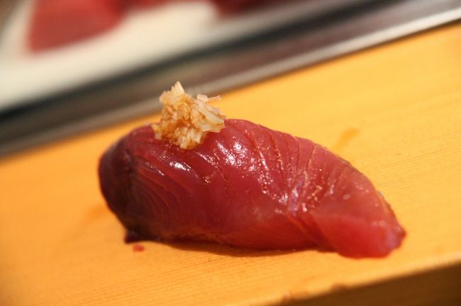 魚がし横丁6号館。平日始発で来ても行列出来ていたりする、おそらく築地で一番の行列店。<br /><br />中に入ると、場内とは思えない、和やかでゆっくりした空気が…ちゃんと味わってもらうためか、客が食べるペースにあわせて、一貫一貫ゆっくり出してくれます。(板さんは3人しか居ないので、それでもせわしなく仕事されていますが)<br /><br />こちらは、19回目の訪問時。<br /><br />1〜3回目の訪問時はこちら。<br />http://4travel.jp/traveler/hhb00102/album/10246842/<br /><br />4〜6回目の訪問時はこちら。<br />http://4travel.jp/traveler/hhb00102/album/10300717/<br /><br />7、8回目はこちら。<br />http://4travel.jp/traveler/hhb00102/album/10353419/<br /><br />9、10回目はこちら。<br />http://4travel.jp/traveler/hhb00102/album/10417664/ <br /><br />11、12回目はこちら。<br />http://4travel.jp/traveler/hhb00102/album/10450042/ <br /><br />13、14回目はこちら。<br />http://4travel.jp/traveler/hhb00102/album/10496588/<br /><br />15〜18回目はこちら。<br />http://4travel.jp/traveler/hhb00102/album/10536413