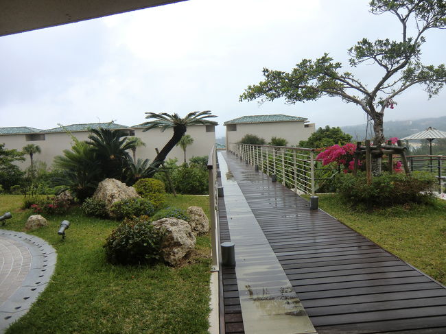 沖縄最終日はお昼過ぎから雨が・・・予報では2日目も3日目も雨の予報だったので覚悟はしていたけれど、運良く3日目のお昼まではなんとか持ちこたえてくれました。<br /><br />1日目も2日目もアクティブに動いて沖縄を満喫していたので、3日目はもともとのんびり過ごす予定でした。<br />雨降りの中何か楽しいことはないかな〜と考えたところ、気になっているホテルの見学はできないかしら？<br />と思いつき、沖縄で最高級だと思われるオリエンタルヒルズ沖縄へアポなしで訪問してみました。<br /><br />スタッフの方の対応が素晴らしく、本当にラグジュアリーで素敵なホテルでした。<br />2名で宿泊した場合には、1泊1名8万円弱なので2人で泊まったら1部屋16万！<br />いつか連れて行ってくれる人いないかな〜なんて妄想しながら見学してきました。