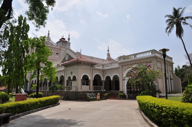 アガカーン宮殿 Agakhan Palace<br />アガカーン宮殿はインドのムンバイから約200?の町プネの代表的な歴史的ランドマークです。<br />1942年の対イギリス「Quit India（インドを立ち去れ）運動」に関わったマハトマ・ガンジーおよびインド国民会議派の他のリーダーはここで拘束されたそうです。<br /><br />
