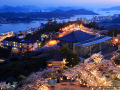 「日本さくら名所１００選」　千光寺公園の桜と尾道水道の夕景  /  広島県尾道市