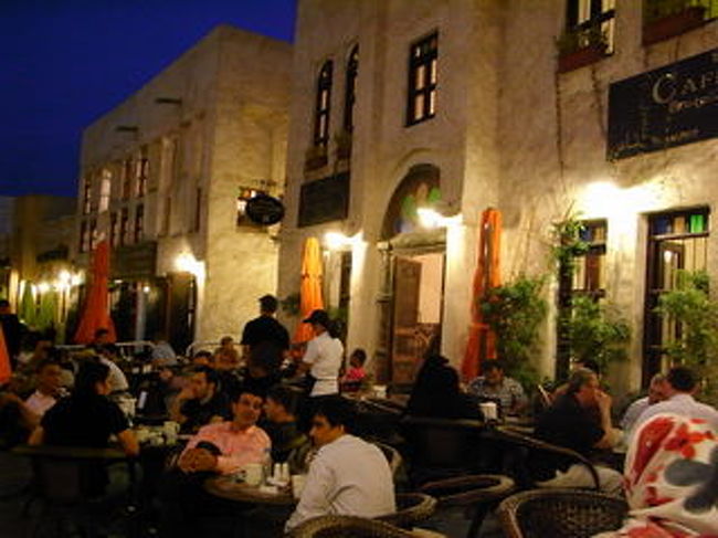 現地２泊の弾丸旅行でカタールへ。<br />ドーハのスーク・アル・ワキーフは、昔の街並みを再現したスークで雰囲気もアラブらしく、散策が楽しい。<br />この一角にはレストランの並ぶ通りがあり、水タバコを楽しむ人も多く、独特の香りが通りに漂っていて、いかにも中東という感じ。<br />期間が短いので食べたものも少ないけど、アラブらしいものはだいたい食べられる感じ。<br />街角のジューススタンドはここでも健在。オレンジジュースはしぼりたてかどうかで値段が違った。<br /><br />https://goo.gl/photos/o5FQYE9HS442VLN98