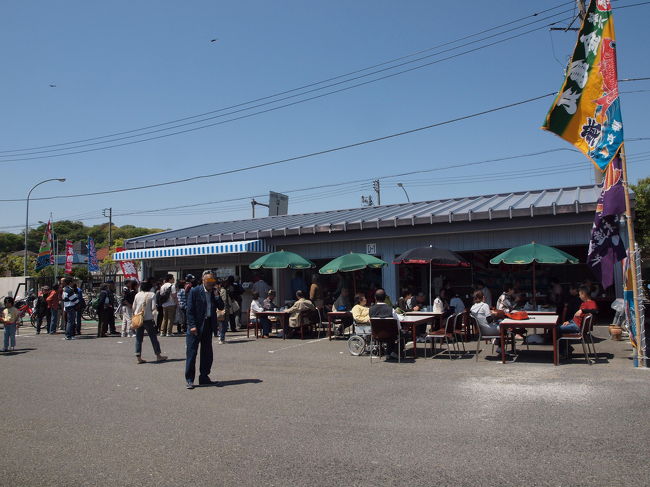 横浜八景島シーパラダイス近くにある柴漁港。<br /><br />ここでは、原則、毎週日曜日にお魚の直売が行われているのは有名ですが、今度は、獲れたての穴子丼が味わえる食堂がオープンします。<br /><br />今週末は、それに先立ち、プレオープン。<br />さっそく、息子とお昼ご飯の調達に行って来ました。<br /><br />では、その様子です。<br />