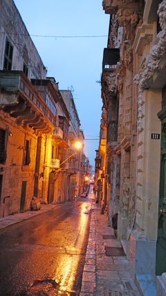 2011.2モナコ・リビエラ・マルタ一人旅15-国立考古学博物館，雨の夕暮れVallettaの街歩き