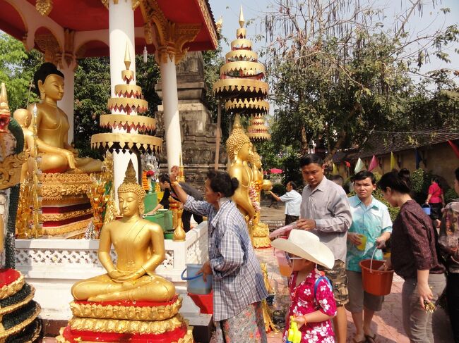 ソンクラーン（お正月）の水かけ祭りで賑わうビエンチャンの街を歩く