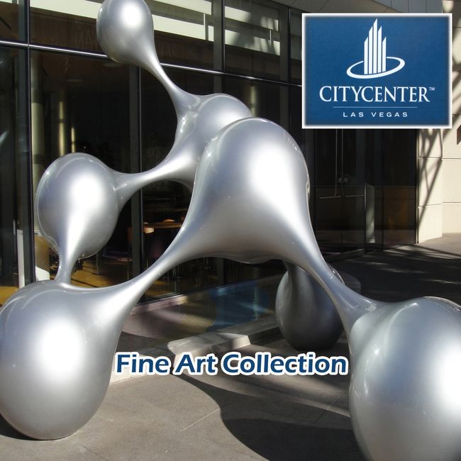 シティ　センターの公共の場所に展示されている美術品は建築物などに綺麗に調和されています。