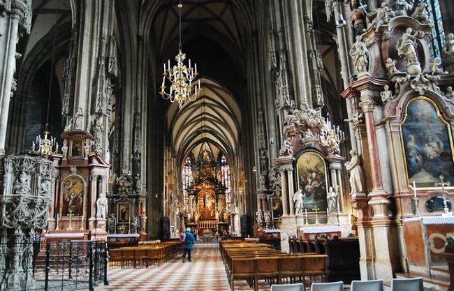シュテファン寺院の様子です。<br /><br />ウィーン旧市街の中心に建つゴシック様式の大聖堂です。<br />1147年にロマネスク様式の教会として建てられ、14世紀にゴシック様式の教会に改築されました。地下にはハプスブルク家の内臓を納めるカタコンベがあります。歴代皇帝の儀式がおこなわれたほか、モーツアルトの結婚式もこの寺院でおこなわれました。<br /><br /><br /><br /><br /><br />