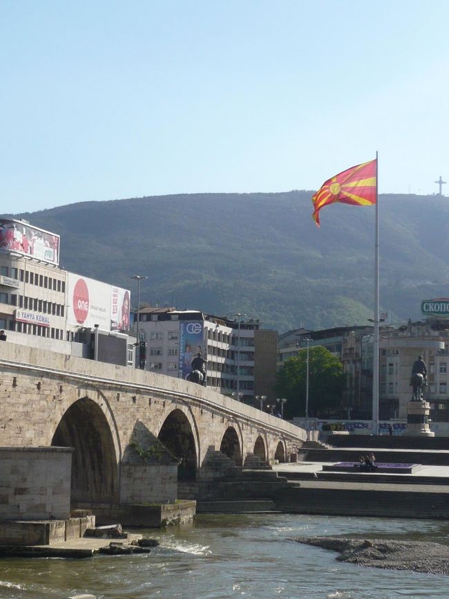 １２日ツアーにて旧ユーゴスラビア６カ国を巡りました。コースは下記。セルビア(ベオグラード泊、ブルニャチュカ バーニャ泊)→マケドニア(スコピエ泊 、オフリト泊)→アルバニア(ティラナ２泊)→モンテネグロ→クロアチア(ドブロヴニク２泊)→ボスニアヘルツェゴビナ(サラエボ２泊)。この旅行記では、マケドニアの首都スコピエ観光とオフリド観光を掲載します。表紙の写真は、マケドニアの首都スコピエ、ヴァルダル川にかかる石橋と後方マケドニアの国旗