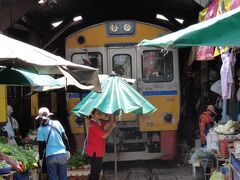 タイ・ローカル線の旅（市場の中を列車が走る）