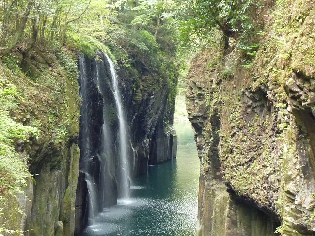 九州旅行3日間の一日目のお宿は<br />杜の宿ホテル四季見　<br />http://www.shikimi.jp/<br /><br />小さなお宿ですが、心温かいおもてなしと<br />四季折々の旬の味覚の郷土料理がとても<br />美味しかったです（＾＾）<br /><br />食後は夜神楽に出かけ迫力満点の観光神楽を<br />堪能いたしました(^.^)<br /><br />翌日は高千穂神社正式参拝、<br />天岩戸神社、高千穂峡、真名井の滝などを<br />スピリチュアルな場所を散策<br /><br />一緒に行った友人（のんちゃん）は<br />高千穂ではかなり感激していました♪