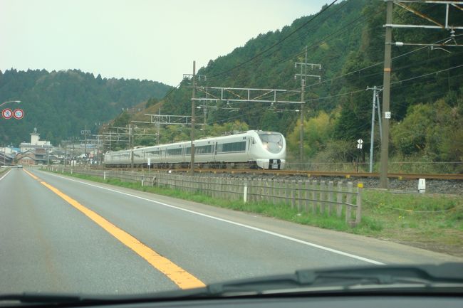 国道２１号は、岐阜県瑞浪市から滋賀県米原市へ至る一般国道で、ほぼ全区間が旧中山道を踏襲し、岐阜県美濃地方を横断する重要な幹線道路だそうです。<br /><br />*写真は東海道本線を走る青虫顔の特急“しらさぎ”<br /><br />（今日の寄り道）<br /><br />“加賀野八幡神社”<br /><br />　　↓<br /><br />“グルマン垂井”<br /><br />　　↓<br /><br />いにしえの昔、伊吹山で傷を負った日本武尊（やまとたけるのみこと）は、醒井の湧水で傷を癒したと伝えられる米原市醒井の“醒井水の宿駅”<br /><br />