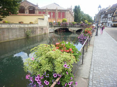 フランス・コルマール　運河に咲く美しい花々の街