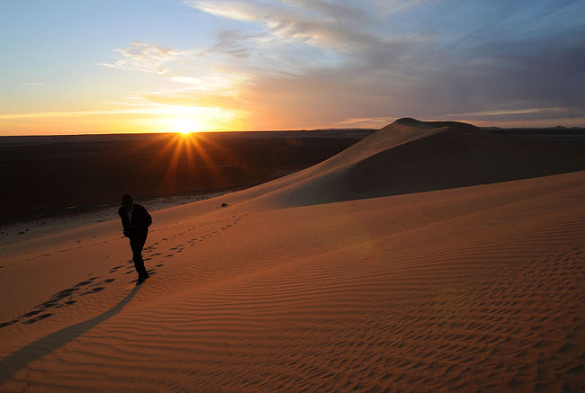 昨年末は、リビアのガダメスで過ごしました。<br />2010年最後の夕陽は、郊外の砂漠から。<br /><br />砂漠の夕陽って綺麗！！！<br /><br />そして、夜は民族舞踊。<br /><br />年始はガダメスの街並みではじまりました。