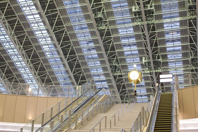 毎日、通勤で利用しながらじっくりと見る機会がなかった大阪駅ですが、すっかり開業に向けて工事や内装がほぼ最終段階に。まだ立ち入り出来る範囲は限られていますが、大阪駅の様子を撮ってみました。<br />McKinsey Global Institute「Top 25 Urban Areas in 2025」で選ばれたのが東京と大阪。大阪も確実に大きく変わろうとしています。