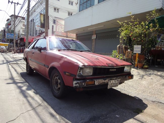 車好きが多い国タイでも、まだまだ新車は高根の花。<br />それで日本ではほとんど見かけない古ーい車たちが現役で頑張っています。<br />オリジナルにこだわらず、オーナーが独自の部品を調達して修理に修理を重ね、おそらく何台もの主人につかえながらいまだ現役を続ける中古車には何とも言えない味わいがあります。<br /><br />タイ各地でみつけたそんな中古車を撮ってみました。