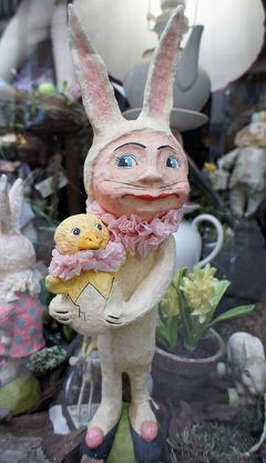 中欧3都市周遊の旅ブダペスト（6）アールヌーヴォーのデザインの美しい花屋フィランティアで、イースターラビットの人形を買い求める。