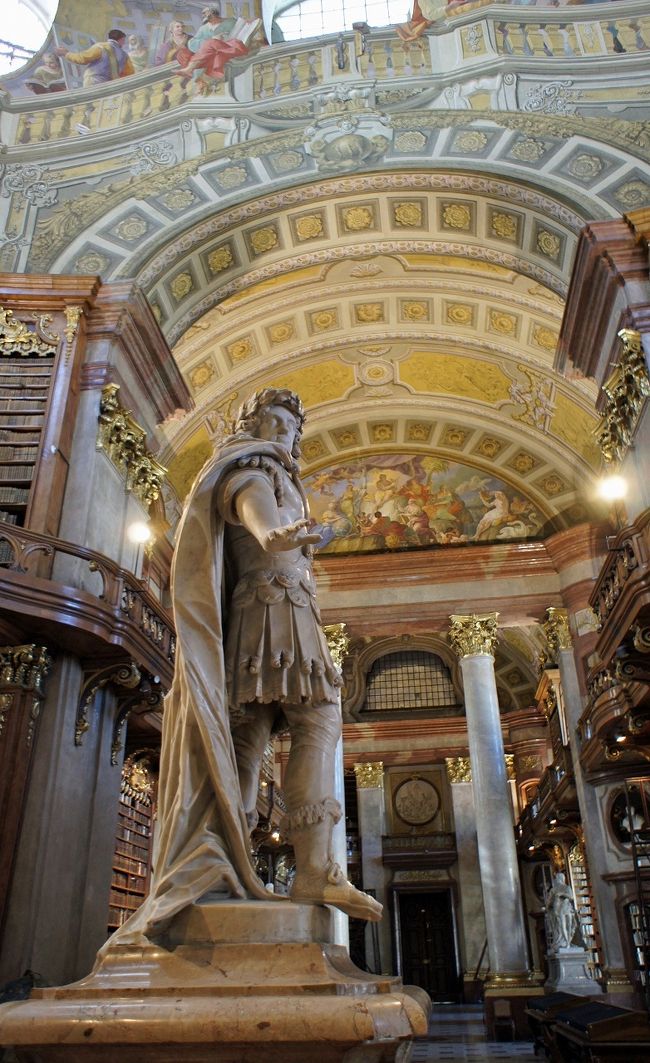 中欧3都市周遊の旅ウィーン（5）王宮博物館の宝物に驚いた後は霊廟に参拝し、国立図書館の圧倒的な蔵書にハプスブルグ家の力を感じる。