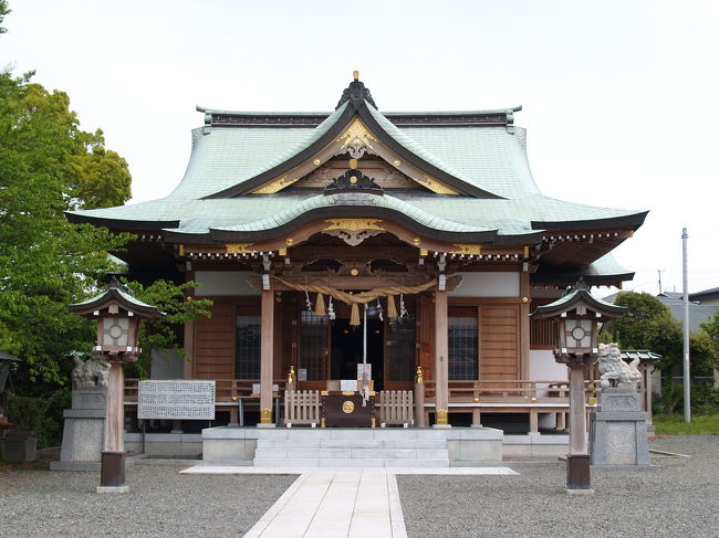 　鎌倉市腰越・津の新鎌倉山住宅に鎮座する龍口明神社は欽明13年（552年）に創建されたとされ、鎌倉一の古社を標榜し、江島神社とは夫婦神社に当る。祭神は玉依姫命と五頭龍大神である。古来より片瀬・龍口山麓の津（鎌倉市の飛び地）（片瀬龍口寺横）にあったが昭和53年（1978年）、龍の胴に当たる腰越・津に遷座した。本殿などはその時に建てられ、昨年、化粧直しをして綺麗になっている。<br />　五頭龍大神は水神であるが、祭神となる前は暴れて人の子を食らっていたようだ。住民が畏れて他の地に移って行ってしまい、「子死越」と呼ばれるようになったと腰越の名の由来を伝えている。<br />　龍口明神社の創建時に江ノ島が隆起したと伝えられており、古代に地震があり、津波が襲ったのであろう。また、応安2年（1369年）には大仏殿を押し流すほどの津波が襲っている。地震は鯰（なまず）の仕業とされるが、五頭龍大神は津波も鎮める神であるという。<br />　手水は龍の玉から出ていた。また、境内にはご神木があったが遷座以前からあったもののようだ。山を開発したために、町名を6年前あたりから検討しているらしい。地図には腰越・津とあるが、腰越は1丁目から5丁目となり、津西も1丁目と5丁目になってこの地区だけが取り残されている。津東ではという意見もあるようだが、未だ決まらないようだ。では、津村台などの案は出ているのであろうか。<br />　なお、旧境内には今も社殿が残っている。片瀬では龍口寺の方が知られているが、創建は龍口明神社の方が800年近くも早いことになる。頼朝以前からの歴史を刻む神社であるのだ。<br />（表紙写真は龍口明神社拝殿）