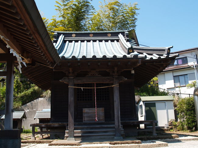 鎌倉市台4に鎮座する神明神社は元亀年間(1570年〜1573年)に創建されたといわれる。疫病が流行した際に、村人4人が伊勢詣に出向いて賜った神札を祀ったのが起源とされている。また、一説には、江戸中期に悪病が流行した際に、源左衛門という者が伊勢詣をして神札を賜ったという話もある。そうしたことから「お伊勢さん」とも呼ばれている。また、村内にあった淡島神社、第六尊天社、諏訪神社が合祀されている。祭神は天照大神、蛭子之命、須佐之男命、市杵島比売命の4柱である。台下町の鎮守である。 現在の社殿は、承応3年(1645年)に再建されたものとされるから、この地にもともと神明神社があったとすれば、元亀年間の創建は妥当なところであろう。 神社石段舌に庚申塔があるが、神社下から伸びる谷道は山崎へと抜ける切通で、江の島古道であったことからだろう。庚申塔は近代に補修されて綺麗にされている。庚申塔でこうした補修は珍しいだろう。(表紙写真は神明神社拝殿)