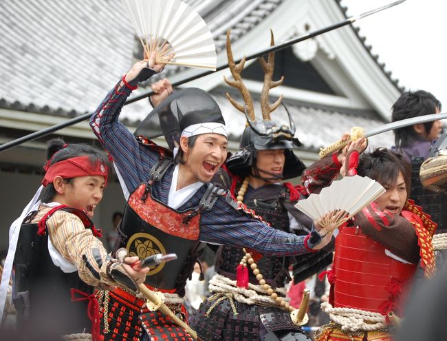 愛知県岡崎市 徳川家康公の故郷、岡崎城にグレート家康公「葵」武将隊が誕生しました。武将隊のメンバーは、それぞれとても個性が有り好感がもてました。名古屋おもてなし武将隊をお手本にしてると思われますが、一番の違いは家康公を演じる方が年配の役者さんという事です。三英傑祭りでもないのになんで?と思いましたが、演武を見るとなるほどいい味をだしてるなと思い、また地元三河の人たちが持っている家康公のイメージに合わせたように感じました。<br />11時からの出陣ですが、1時間前よりリハーサル。この時より客人に声をかけたり笑わせたり、また写真を撮ったりと和気あいあいのムード。本番はメンバーの口上、演武、質問コーナー、一緒に踊る「堪忍をどり」の約30分ぐらいでした。その後は個々に出て来てくれて、一緒に写真を撮ったりすることも出来ます。これから名古屋おもてなし武将隊のように、定着して人気が出て活躍される事を期待したいです。