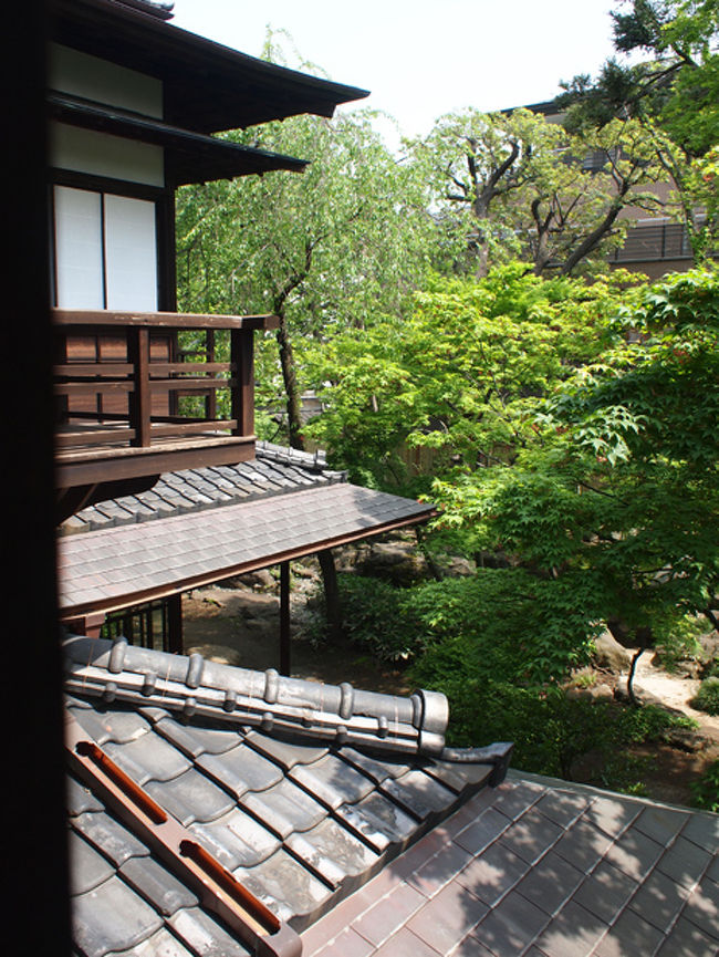 ちょうど安田邸を訪ねた日が5月4日だったので、旧安田邸の節句の飾りが床の間に飾られていました。<br />そこで節句に関して−　端午の節句は、今のように男子の誕生と成長を祝う行事ではありませんでした。<br />日本には、元々田植え前に身を清め、豊作を祈願する農耕儀礼があり、五月五日の災禍祓いの儀式は広く行なわれていたそうです。菖蒲や蓬のように強い香りの植物は、邪気を祓い、延命に有効と信じられ、屋根に葺きかけたり、他の香料と混ぜて、五色の糸を使った魔除けの薬玉を作り、柱や御簾に掛けていました。平安時代までは、特に男子のお祝いということではありませんでしたが、鎌倉時代に武士が台頭すると、菖蒲を尚武に掛けて武具や甲冑を飾りました。江戸時代、徳川幕府が五節句を公儀の祝日と定め、特に端午の節句は武家の跡継ぎとなる男子誕生を祝うことから重視されてきました。<br />一般庶民も町人の経済力の増大に従って、端午の節句が盛んになっていったということだそうです。<br /><br />関東大震災でも、大戦でも戦火を免れた珍しい大正時代の建物です。<br />大正8年に普請道楽と言われた藤田好三郎氏が清水組に依頼して建築した和洋折衷の木造瓦葺き2階建ての住宅です。<br /><br />大正時代の近代建築：江戸たてもの園 -1 http://4travel.jp/traveler/adoredune/album/10416738/<br />-2:http://4travel.jp/traveler/adoredune/album/10417118/<br />-3:http://4travel.jp/traveler/adoredune/album/10418268<br />山本亭：http://4travel.jp/traveler/adoredune/album/10536514<br />