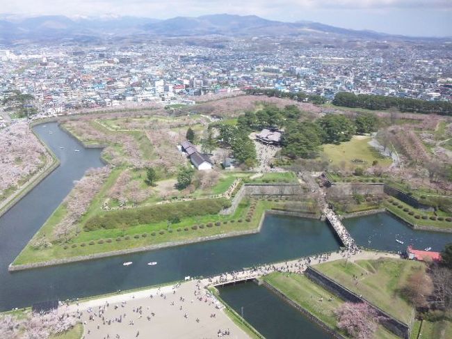 なんとなく「お花見…」と思った時には既に遅く、散った後でした。<br />震災以降色々あってストレスMAXで、何が何でも桜が見たくなり…GWにお花見が出来るところを探したら函館がちょうど季節でした。<br /><br />口コミを見て泊まりたかったホテルはもう一杯だったけど、とりあえず【桜】と【海の幸】でリフレッシュ…だった筈なのに!!<br /><br />まったりダラダラ、半分引きこもりな2泊3日の函館旅行記です。